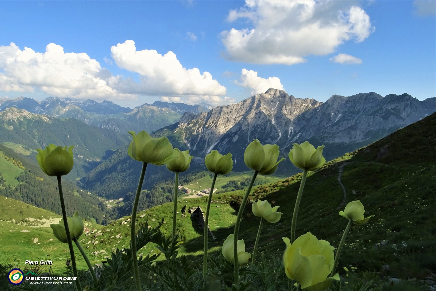 86 Scendendo dal Passo di Lemma sul sent. 116 vista sulla conca di San Simone-Baita del Camoscio con Pegherolo.JPG -                                